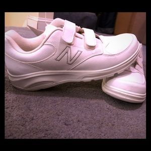 Men’s New Balance walking sneaker w/Velcro closure